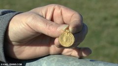 <b>英国女子在农田发现1500年前黄金吊坠，还以为是金币巧克力</b>